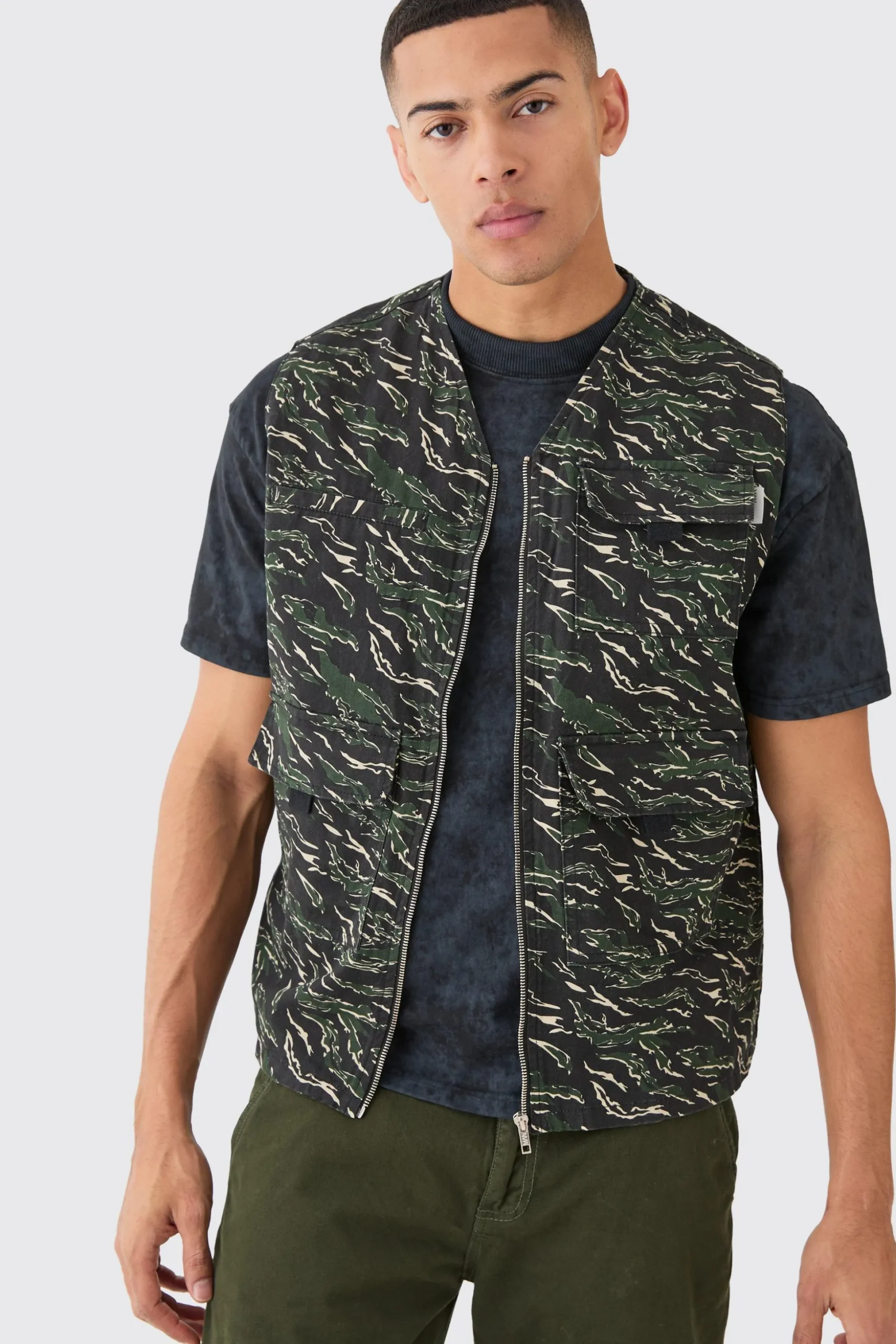 Camo Twill Utility Vest In Black | BoohooMAN UK