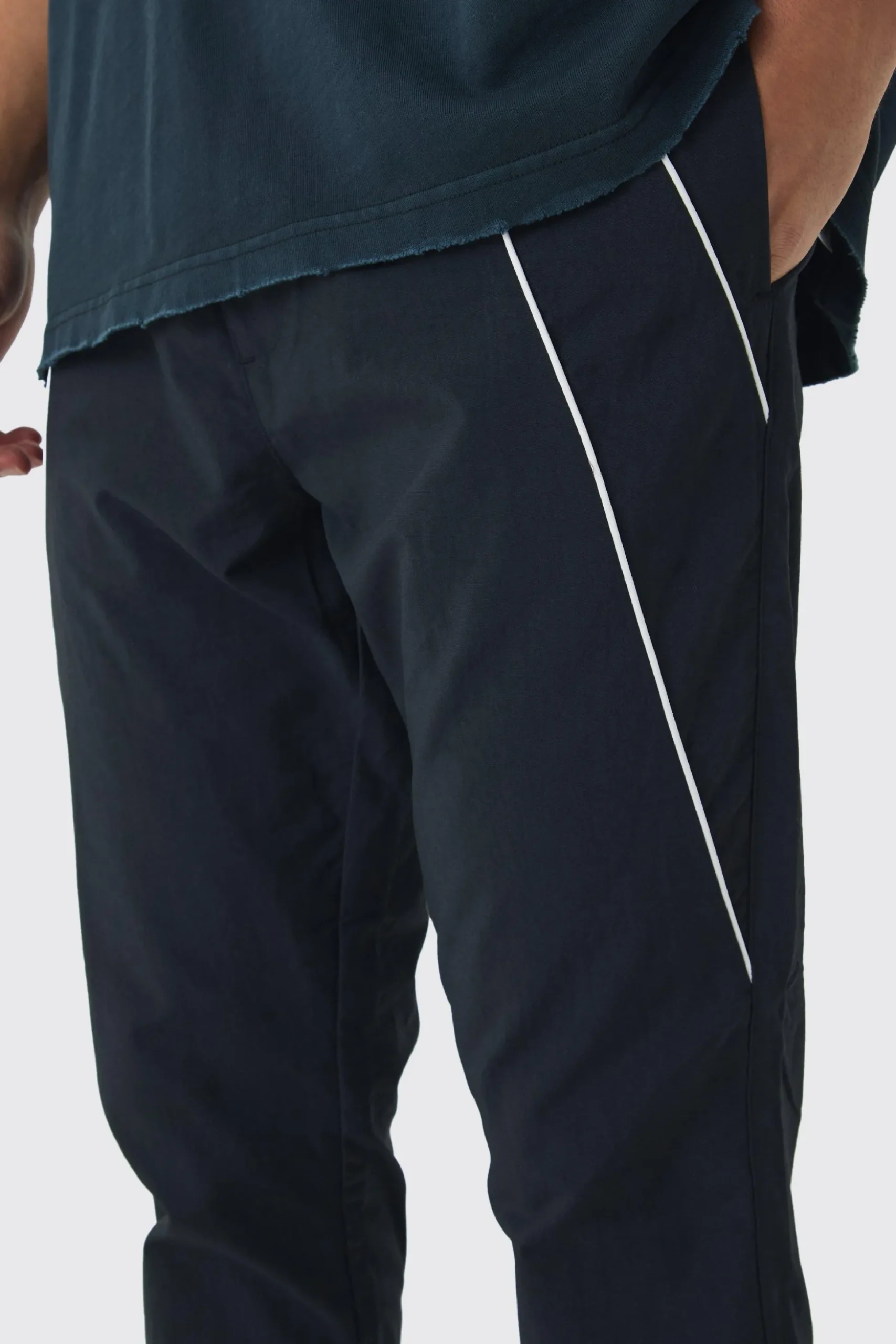 Elasticated Slim Cargo Piping Parachute Trousers | BoohooMAN UK