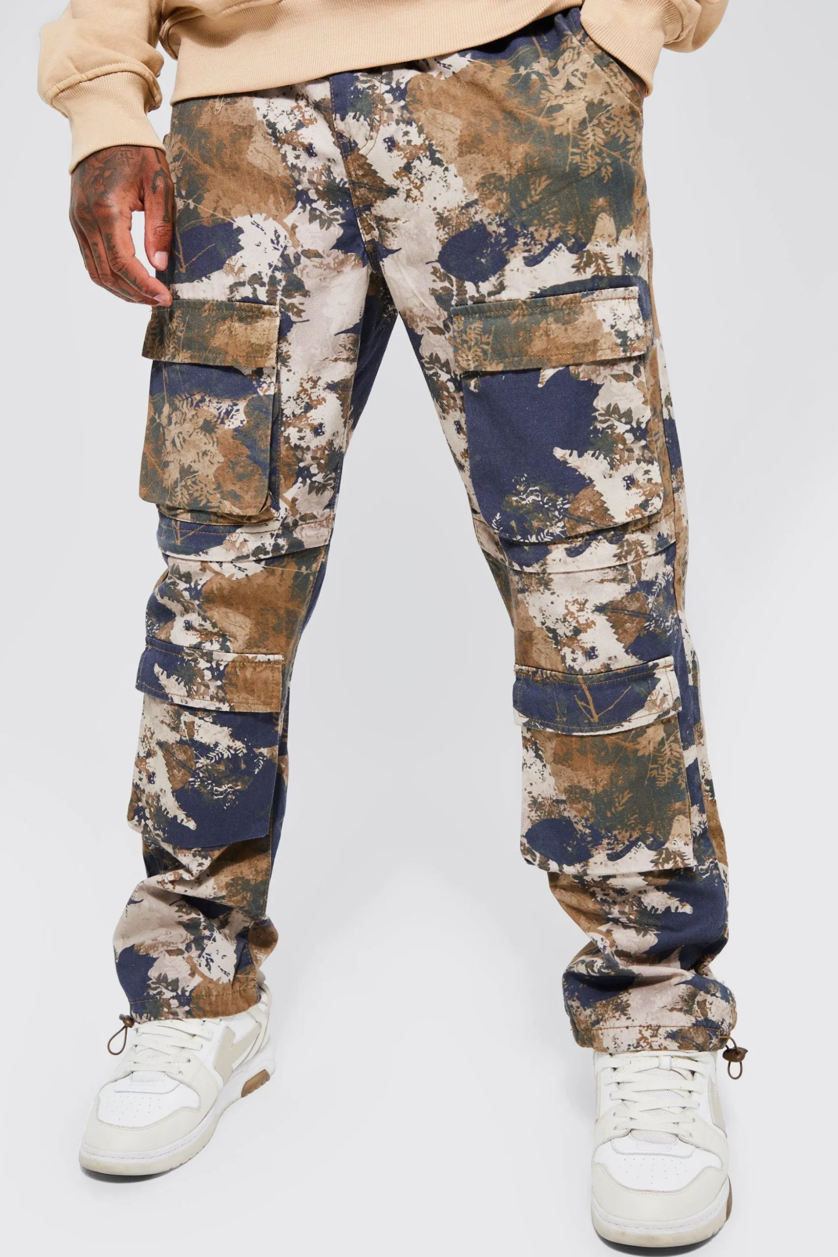 Elasticated Waist Forest Camo Multi Pocket Straight Fit Cargo Pants | BoohooMAN UK