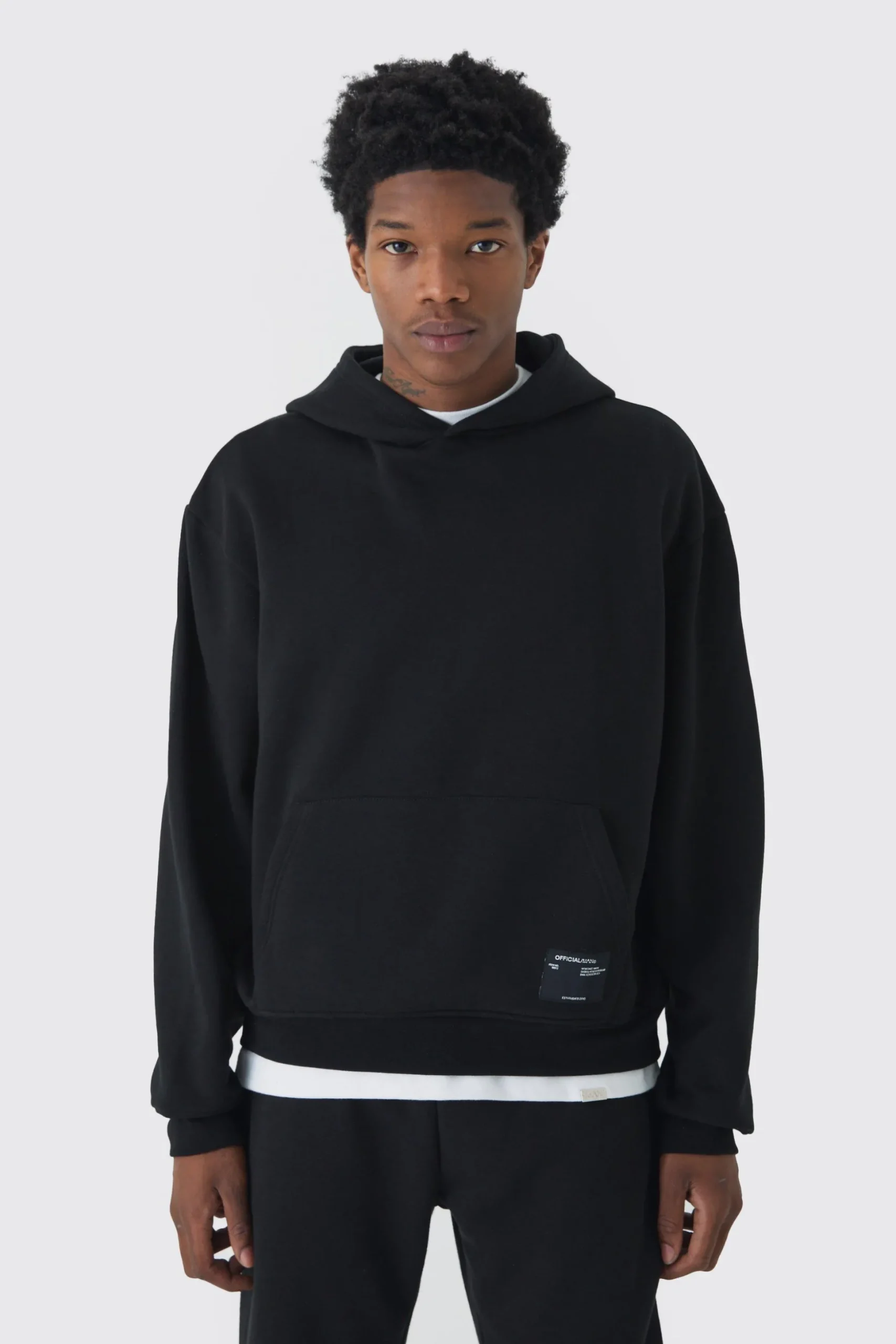 330GSM Oversized Boxy Over The Head Hoodie With Woven Branding | BoohooMAN UK