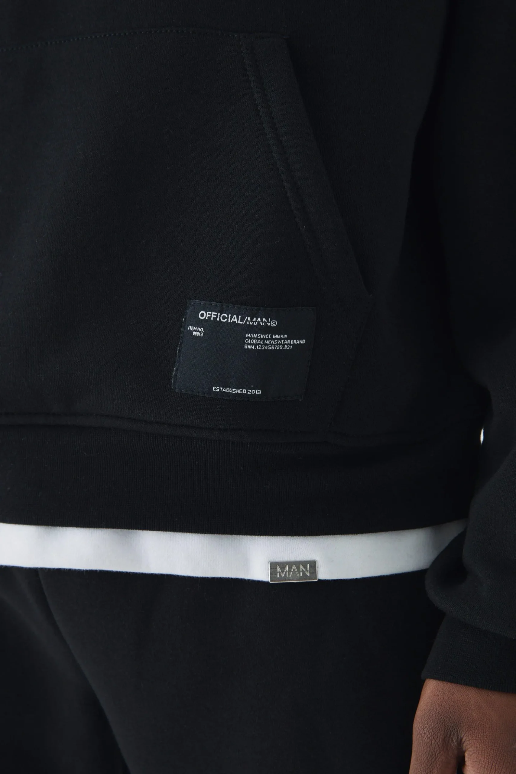 330GSM Oversized Boxy Over The Head Hoodie With Woven Branding | BoohooMAN UK