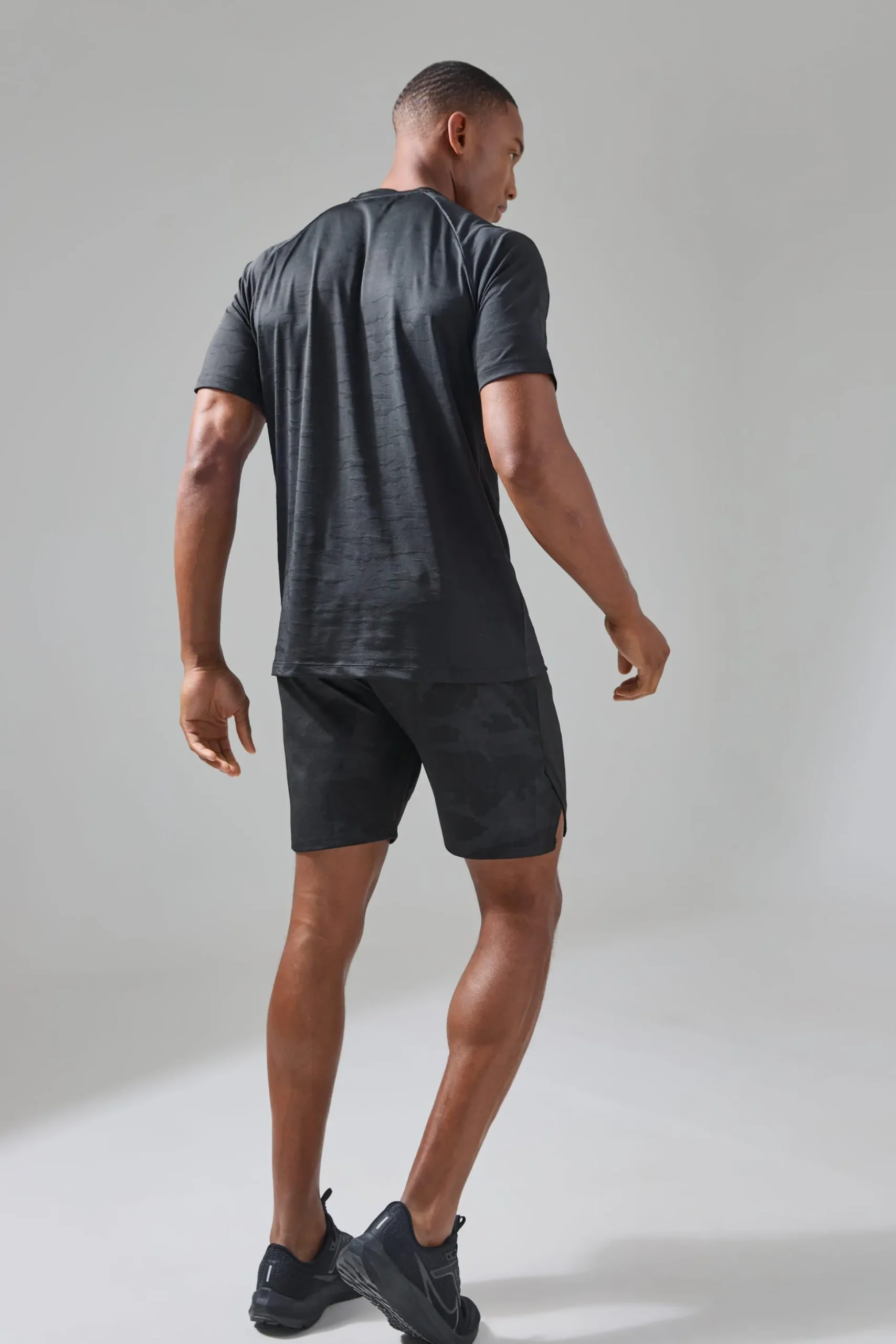 Man Active Camo Mesh Raglan Regular Fit T-shirt | BoohooMAN UK