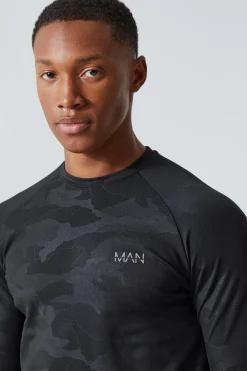 Man Active Camo Print Seamless Long Sleeve Muscle Fit Top | BoohooMAN UK