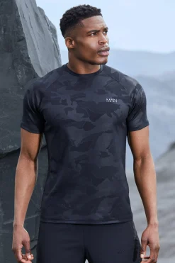 Man Active Camo Raglan Performance Muscle Fit T-shirt | BoohooMAN UK