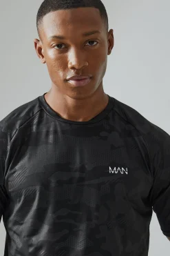 Man Active Camo Raglan Performance Muscle Fit T-shirt | BoohooMAN UK