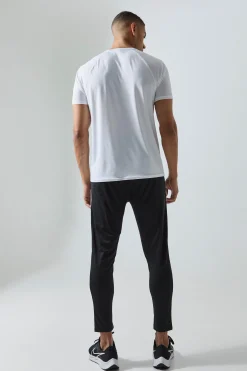 Man Active Geo Jacquard Reg Fit T-shirt | BoohooMAN UK
