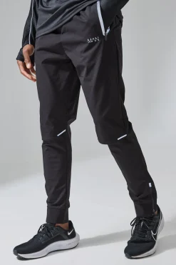 Man Active Knee Vent Running Tapered Jogger | BoohooMAN UK