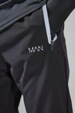 Man Active Knee Vent Running Tapered Jogger | BoohooMAN UK