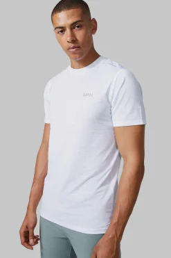Man Active Lightweight Performance Regular Fit T-shirt | BoohooMAN UK