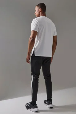 Man Active Pro Regular Fit T-shirt | BoohooMAN UK