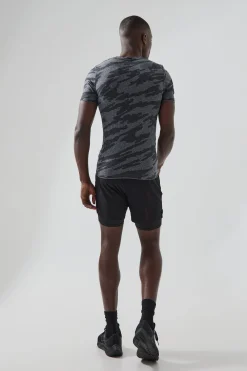 Man Active Seamless Camo Muscle Fit T-shirt | BoohooMAN UK