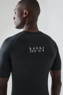 Man Active Seamless Muscle Fit T-shirt | BoohooMAN UK