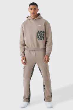 Man Signature Camo Cargo Pocket Gusset Tracksuit | BoohooMAN UK
