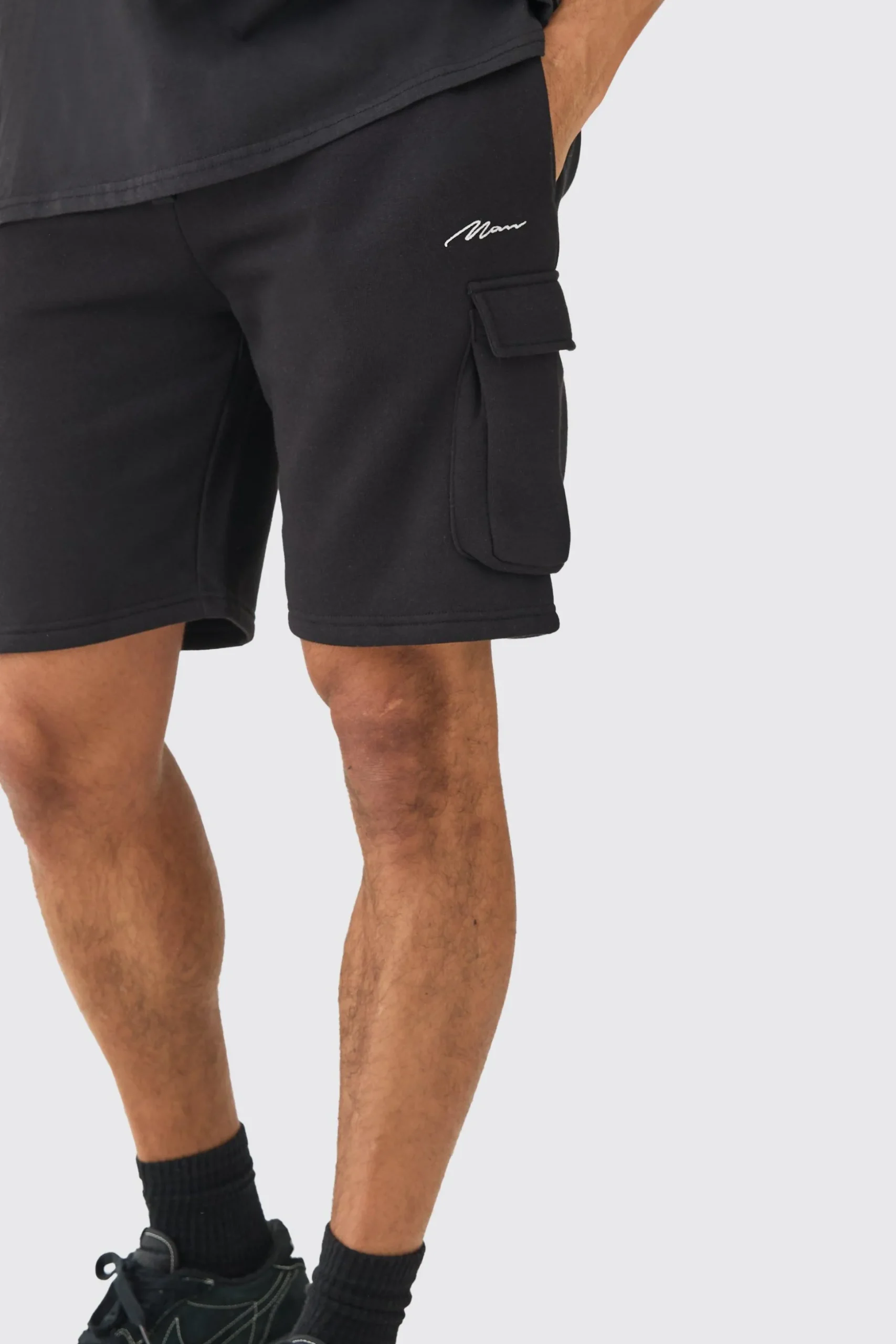Man Signature Loose Fit Mid Length Cargo Short | BoohooMAN UK