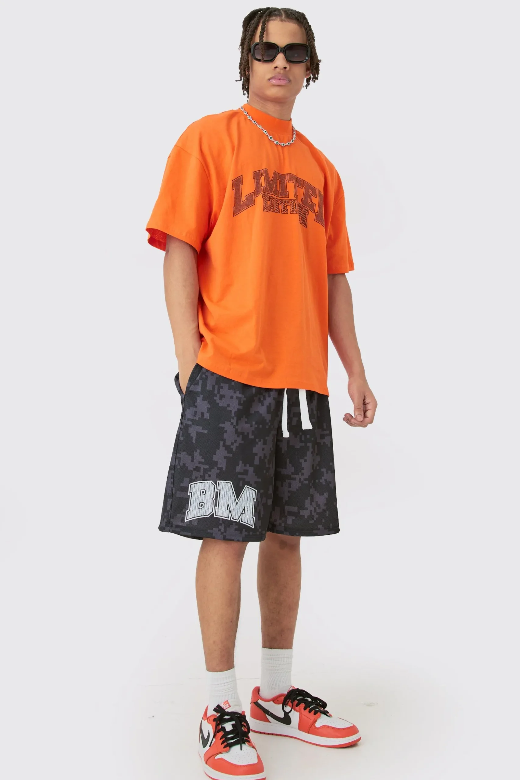 Oversized Extended Neck Limited Edition T-shirt & Basketball Set | BoohooMAN UK