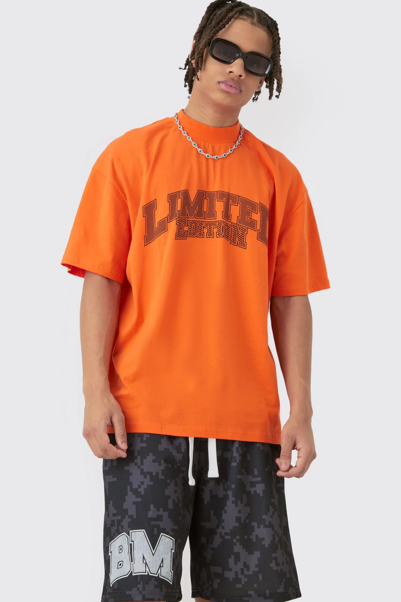 Oversized Extended Neck Limited Edition T-shirt & Basketball Set | BoohooMAN UK