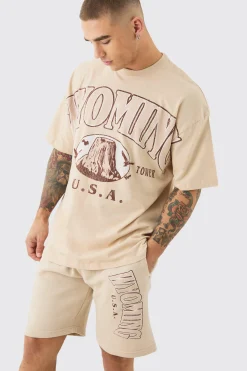 Oversized Extended Neck Wyoming Large Graphic Shorts Set | BoohooMAN UK