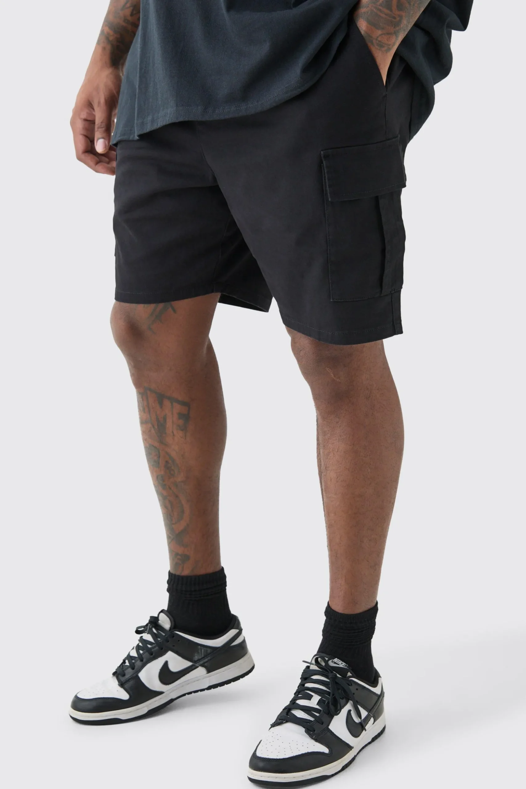 Plus Elasticated Waist Black Skinny Fit Cargo Shorts | BoohooMAN UK