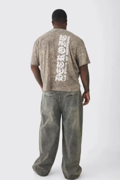 Plus Oversized Boxy Gothic Text Washed T-shirt | BoohooMAN UK