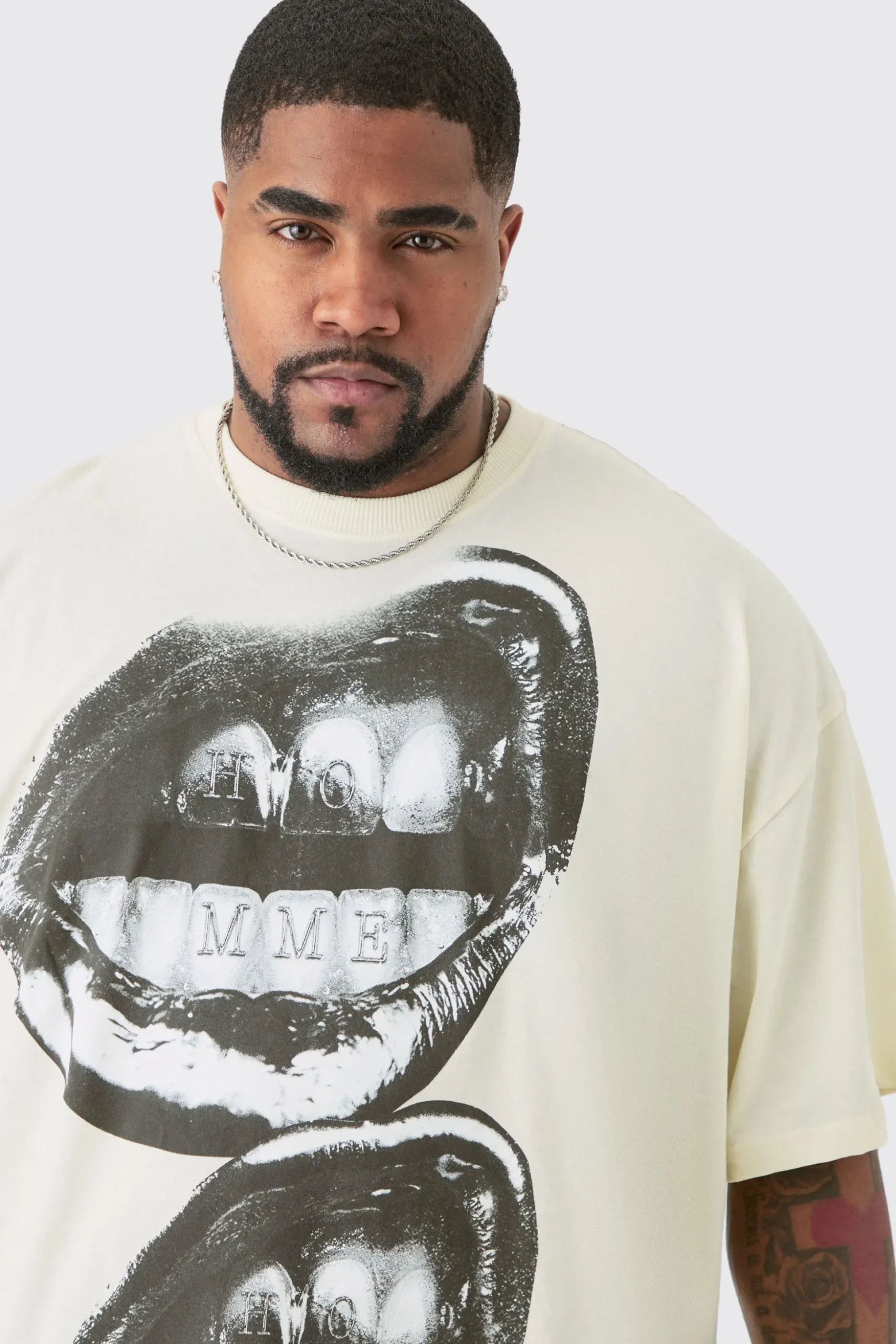 Plus Oversized Metallic Homme Lips Print T-shirt In Ecru | BoohooMAN UK