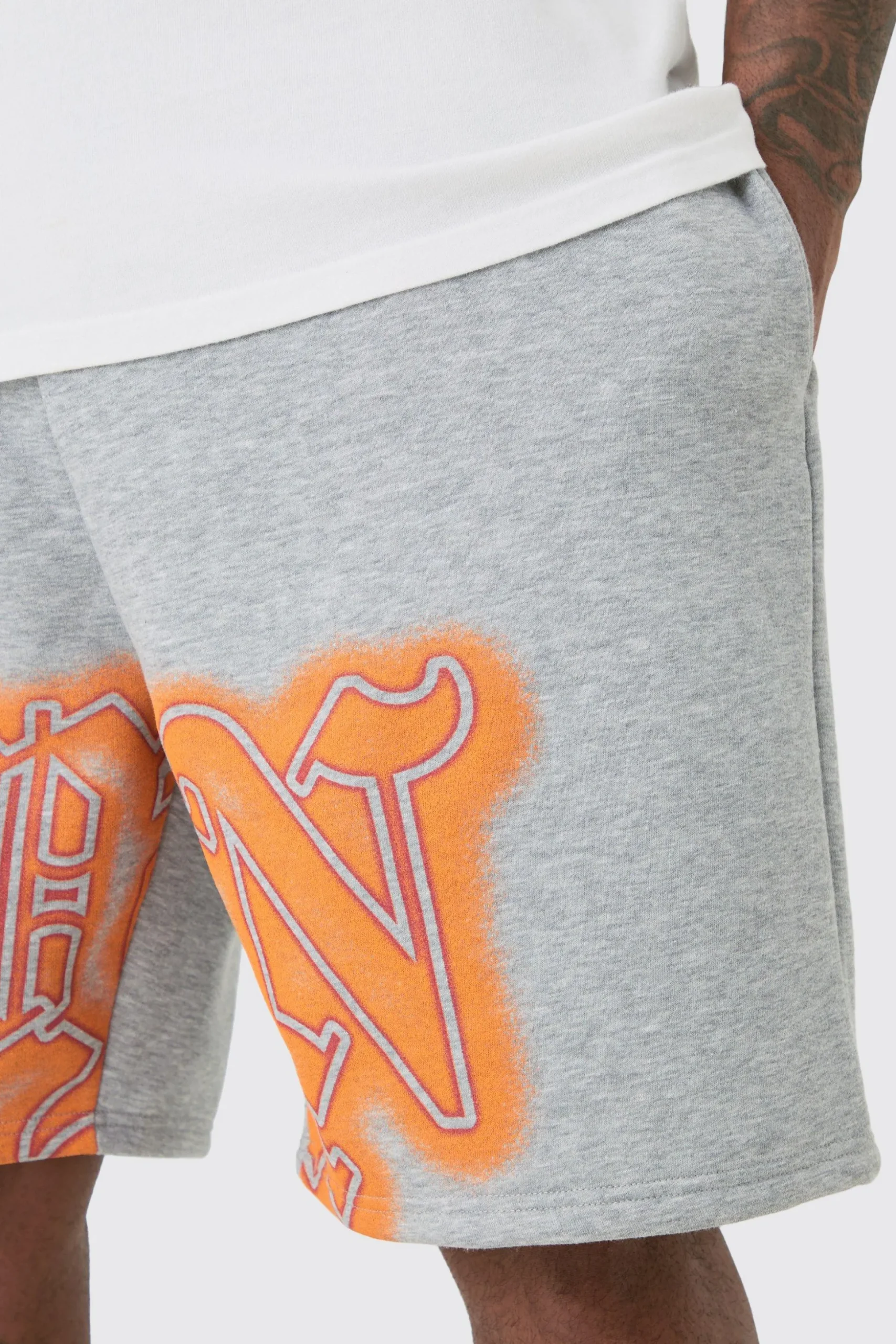 Plus Relaxed Gothic Man Graffiti Spray Short | BoohooMAN UK