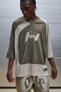Regular Fit V Neck Mesh Graphic T-Shirt | BoohooMAN UK