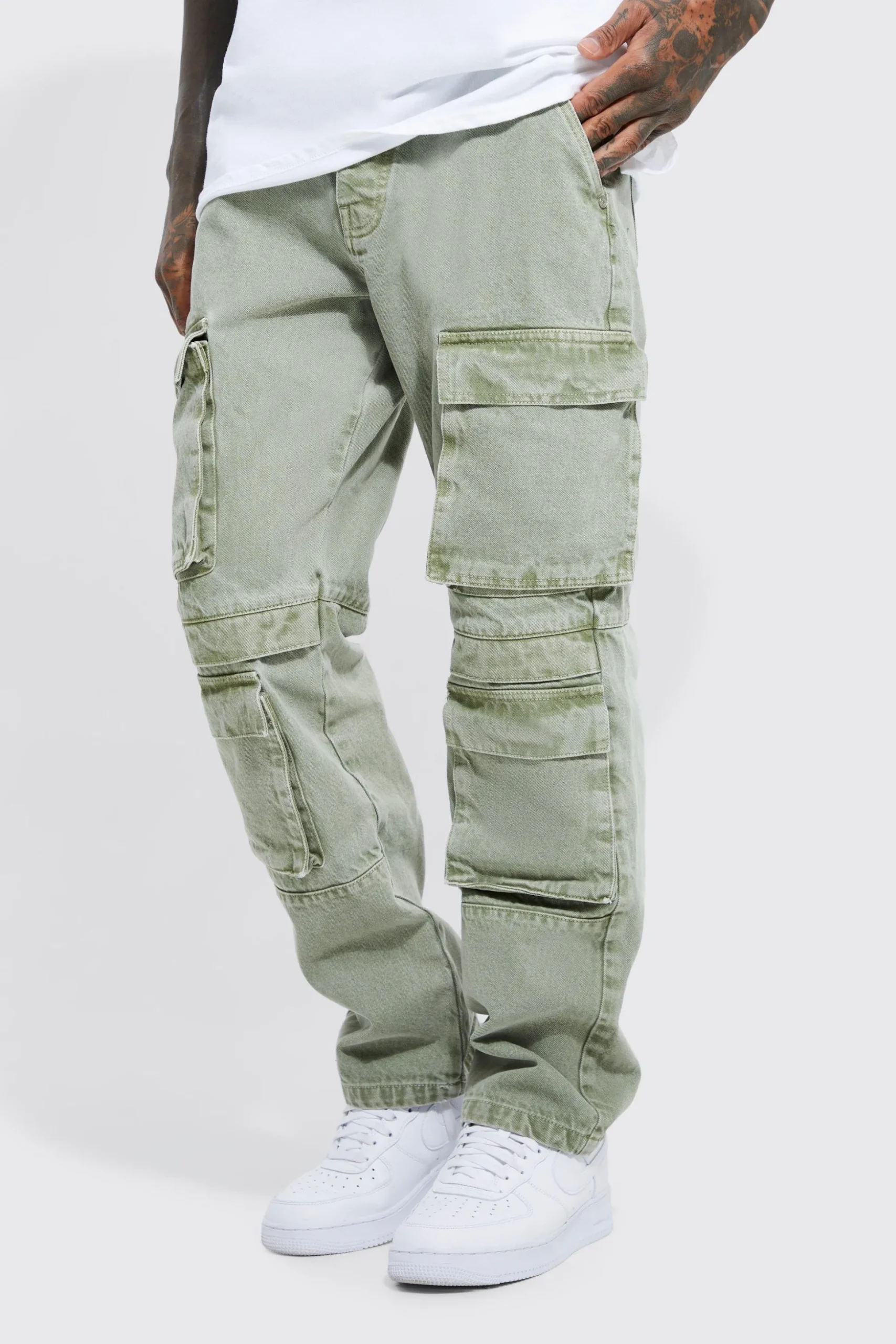 Relaxed Fit Washed Multi Pocket Cargo Jeans | BoohooMAN UK