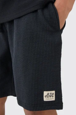 Relaxed Mid Length Textured Short With Woven Tab | BoohooMAN UK