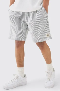 Relaxed Mid Length Textured Short With Woven Tab | BoohooMAN UK
