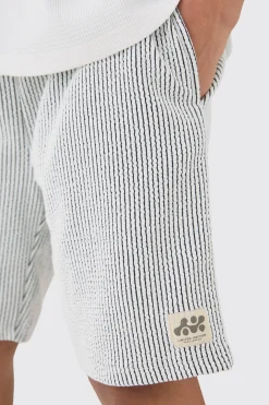 Relaxed Mid Length Textured Short With Woven Tab | BoohooMAN UK