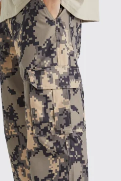 Relaxed Pixelated Camo Cargo Trouser | BoohooMAN UK