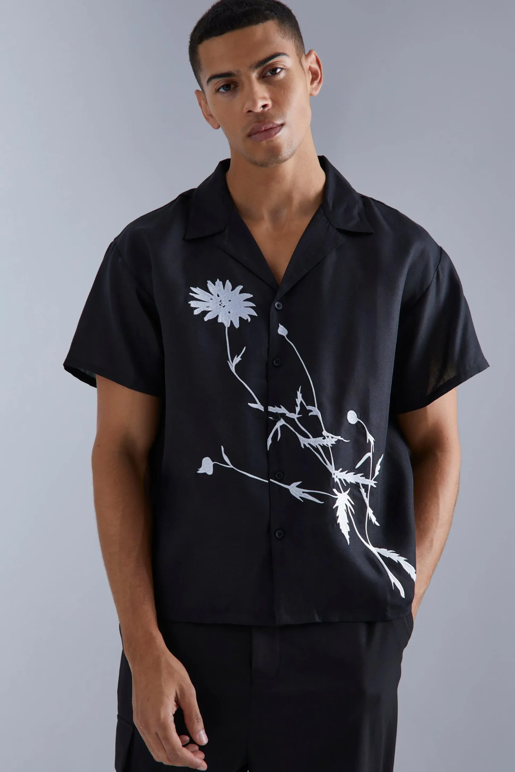 Short Sleeve Floral Embroidered Boxy Shirt | BoohooMAN UK