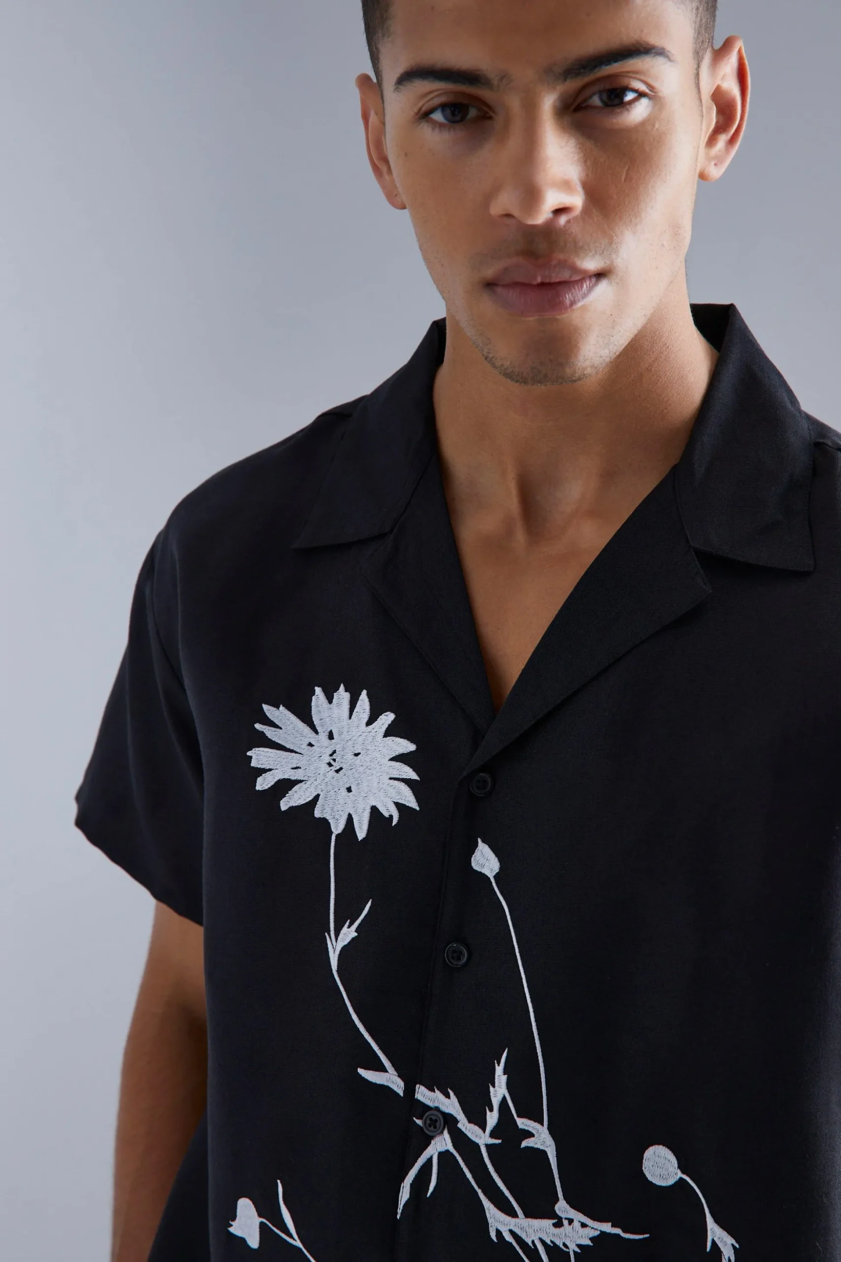 Short Sleeve Floral Embroidered Boxy Shirt | BoohooMAN UK