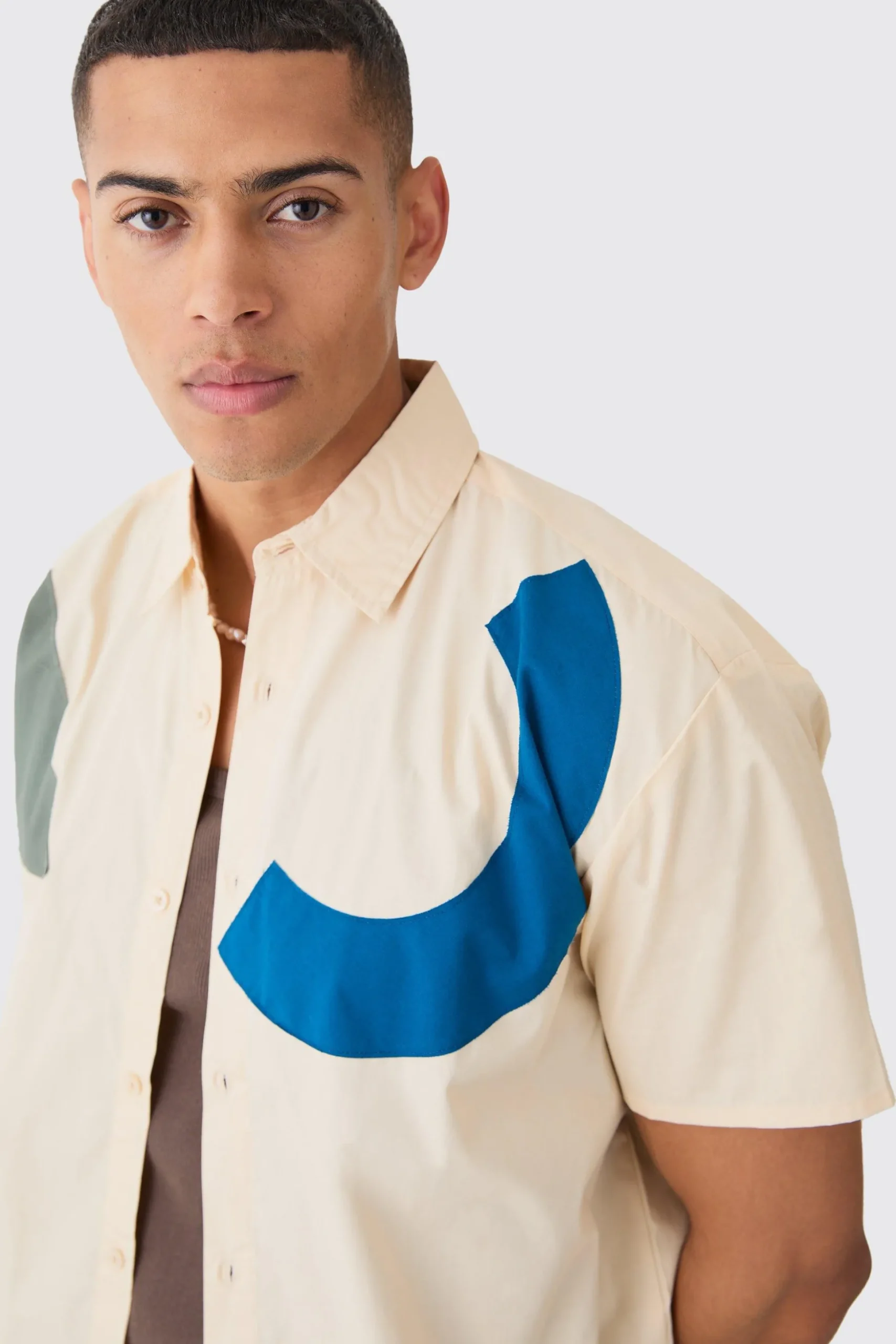 Short Sleeve Oversized Poplin Shapes Applique Shirt | BoohooMAN UK