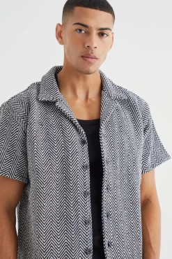 Short Sleeve Zig Zag Contrast Boxy Shirt | BoohooMAN UK