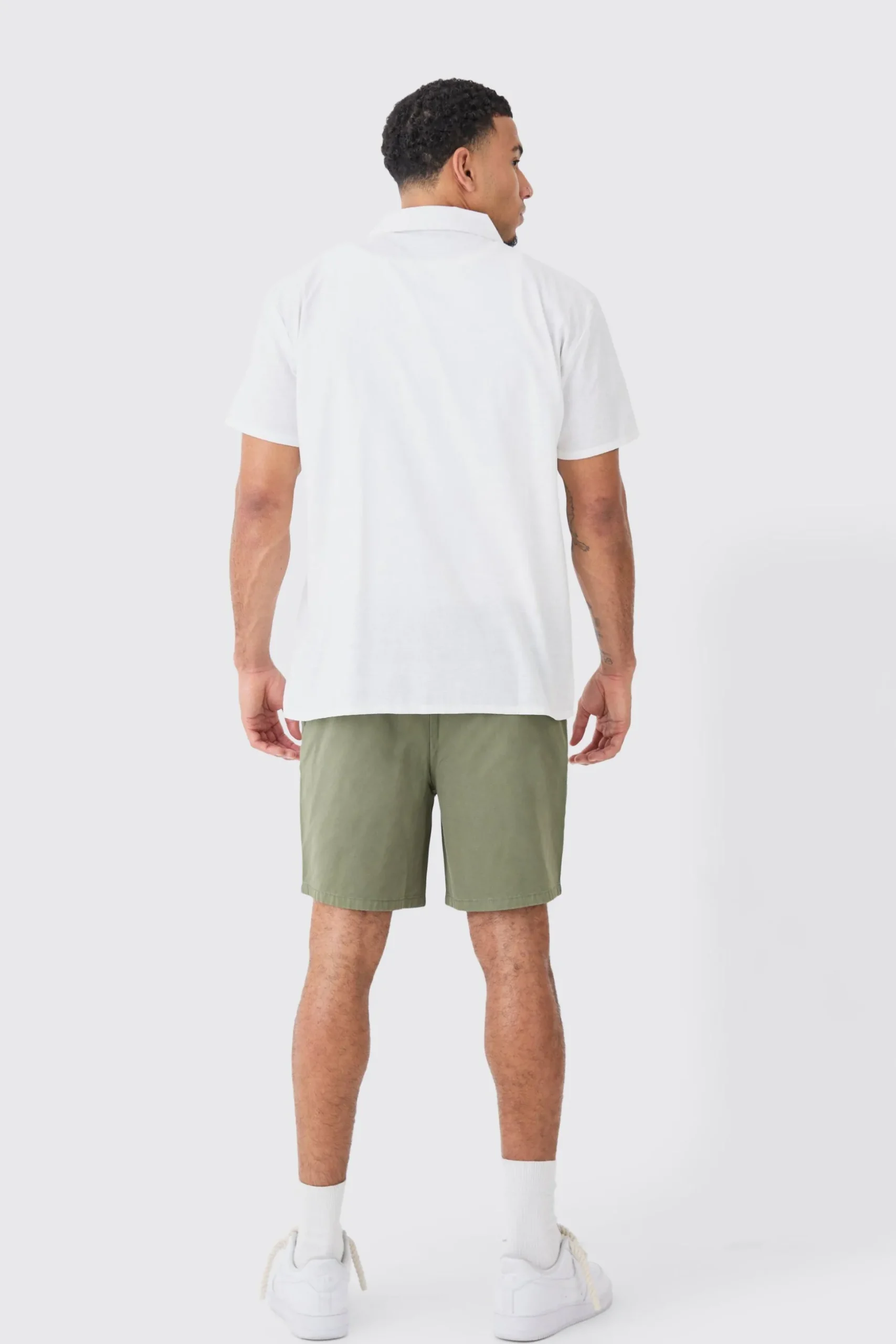 Shorter Length Relaxed Fit Elasticated Waist Chino Shorts In Khaki | BoohooMAN UK