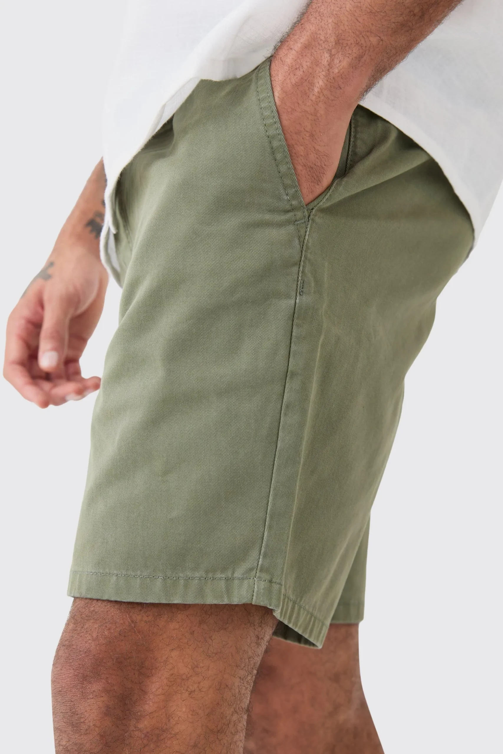 Shorter Length Relaxed Fit Elasticated Waist Chino Shorts In Khaki | BoohooMAN UK