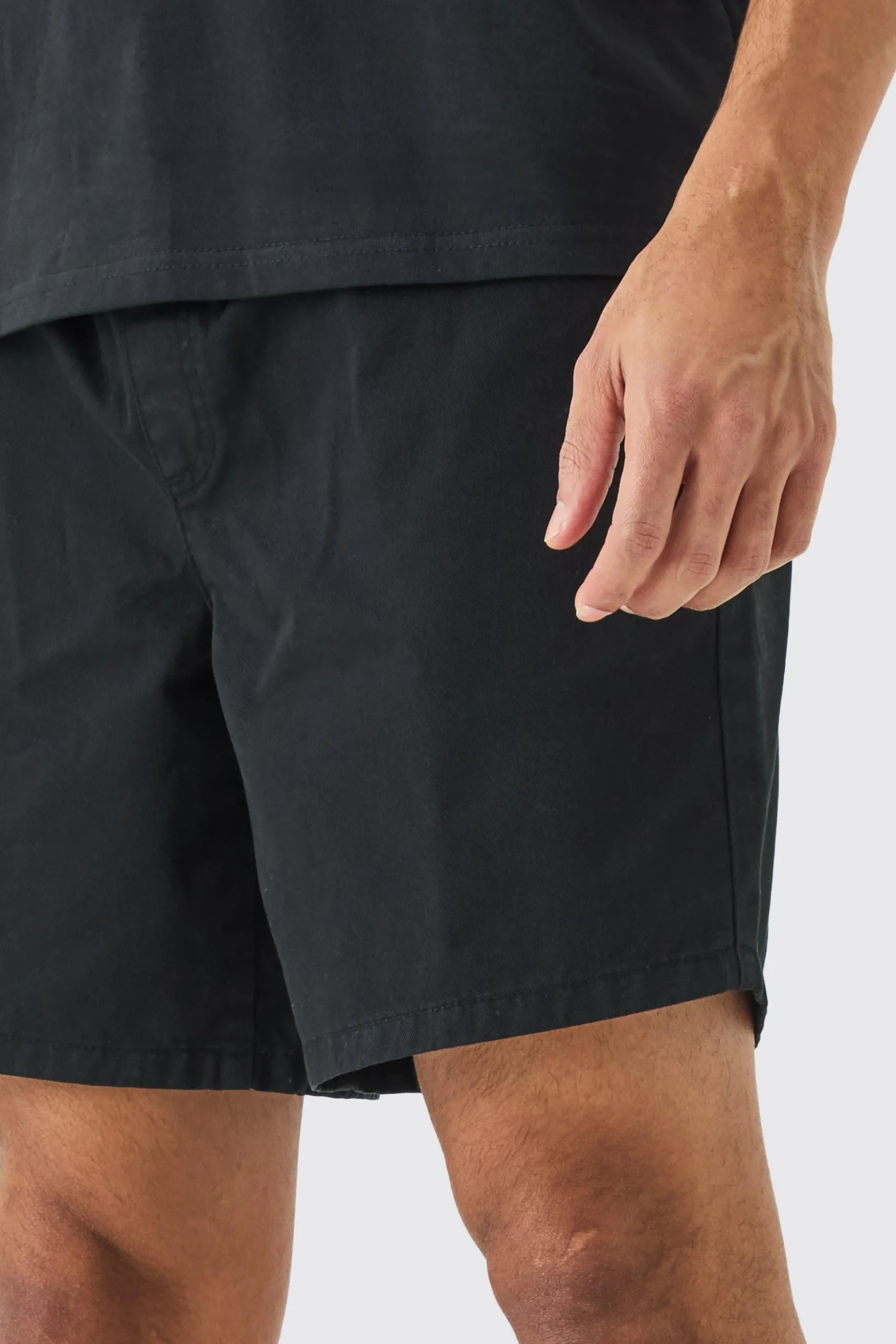 Shorter Length Relaxed Fit Elasticated Waist Chino Shorts In Black | BoohooMAN UK