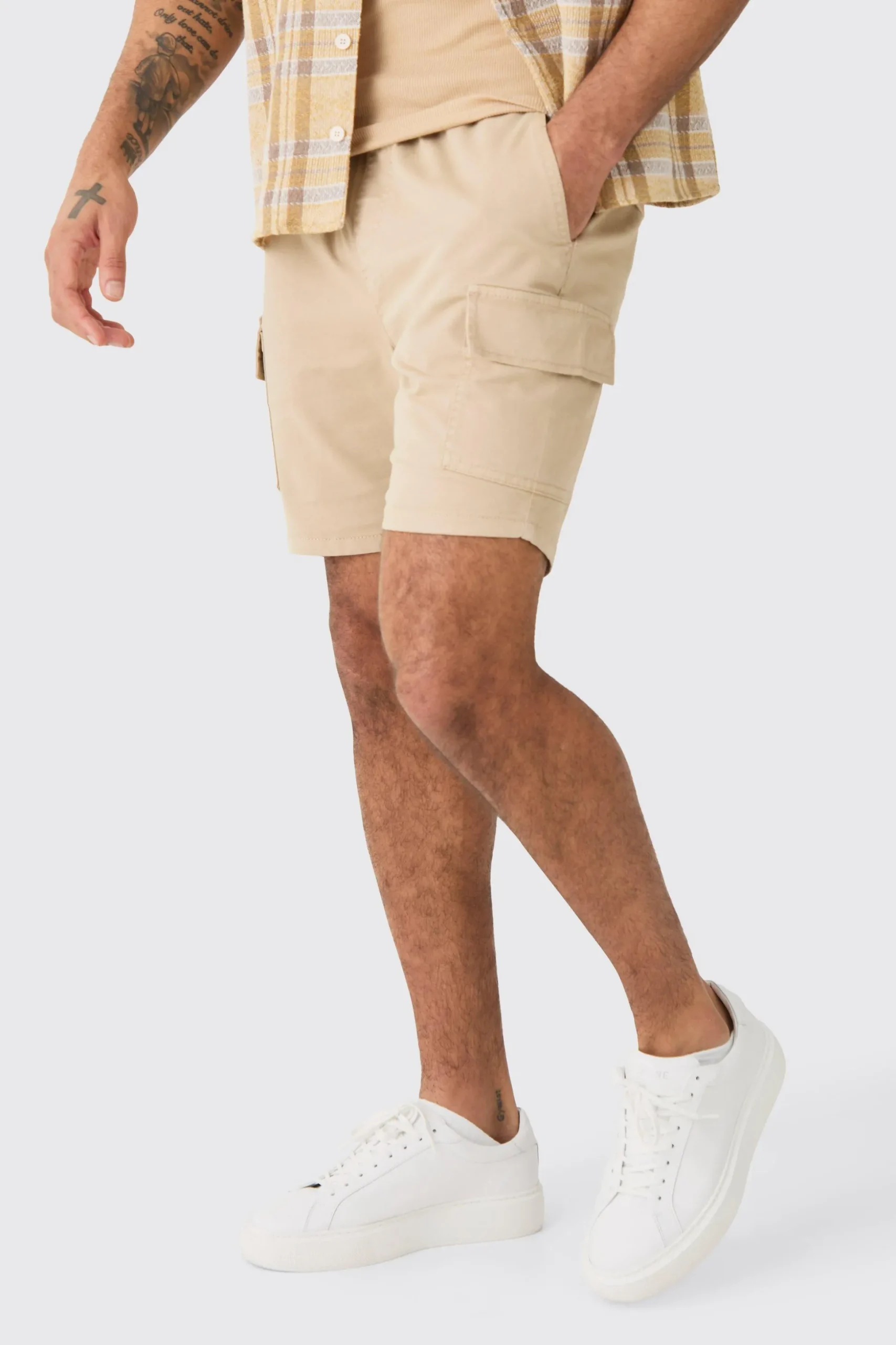 Skinny Fit Elasticated Waist Cargo Shorts In Stone | BoohooMAN UK