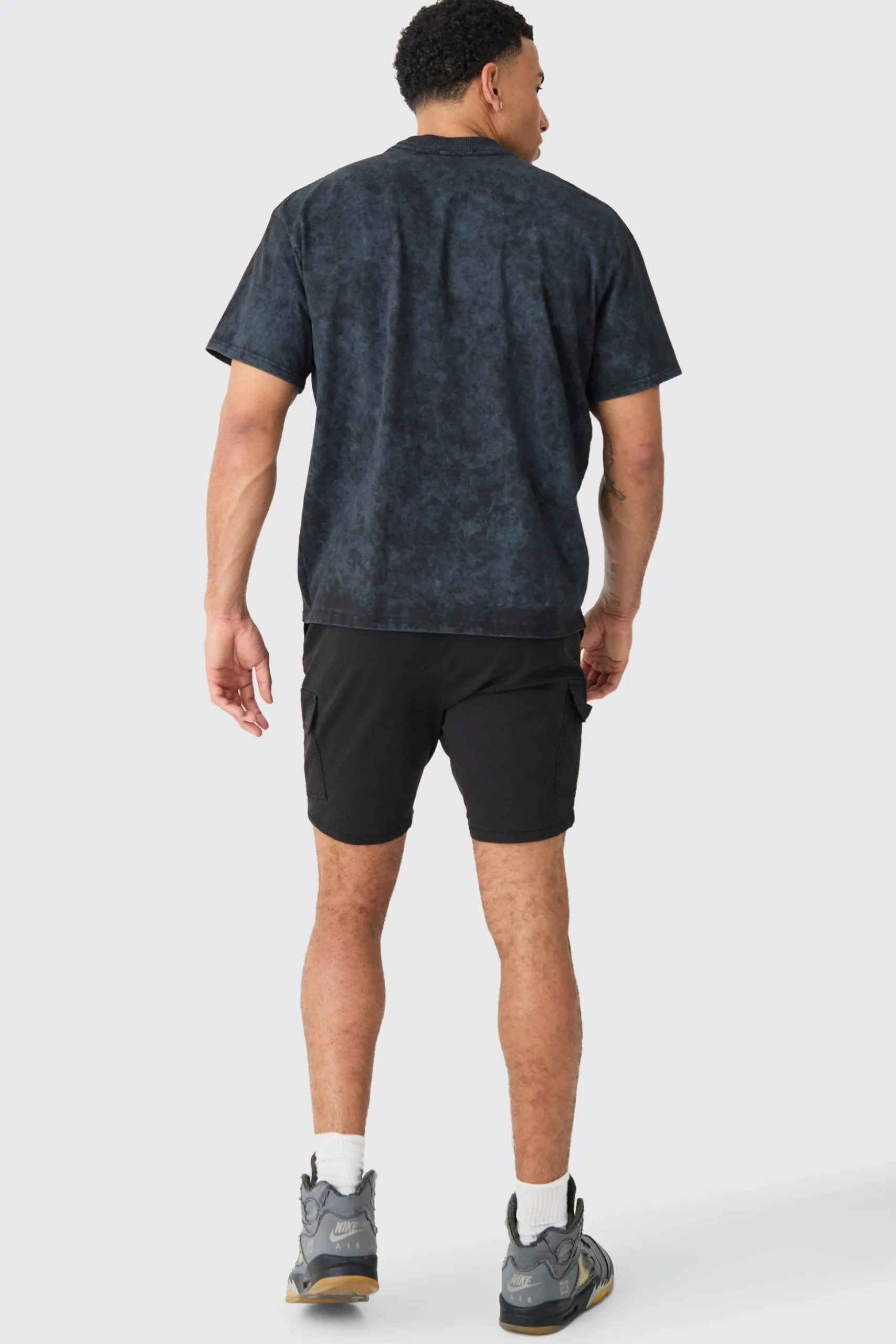 Skinny Fit Elasticated Waist Cargo Shorts In Black | BoohooMAN UK