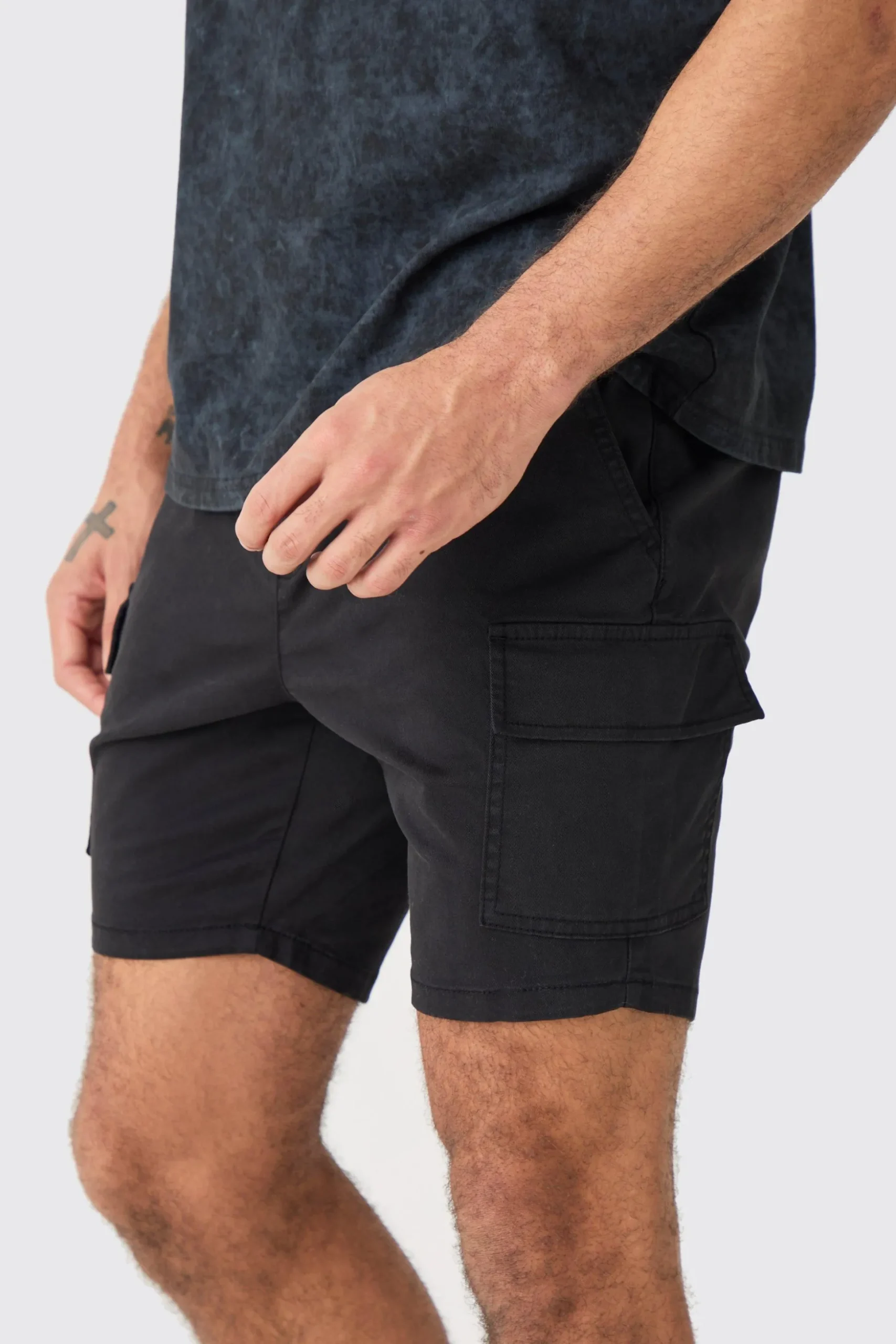 Skinny Fit Elasticated Waist Cargo Shorts In Black | BoohooMAN UK