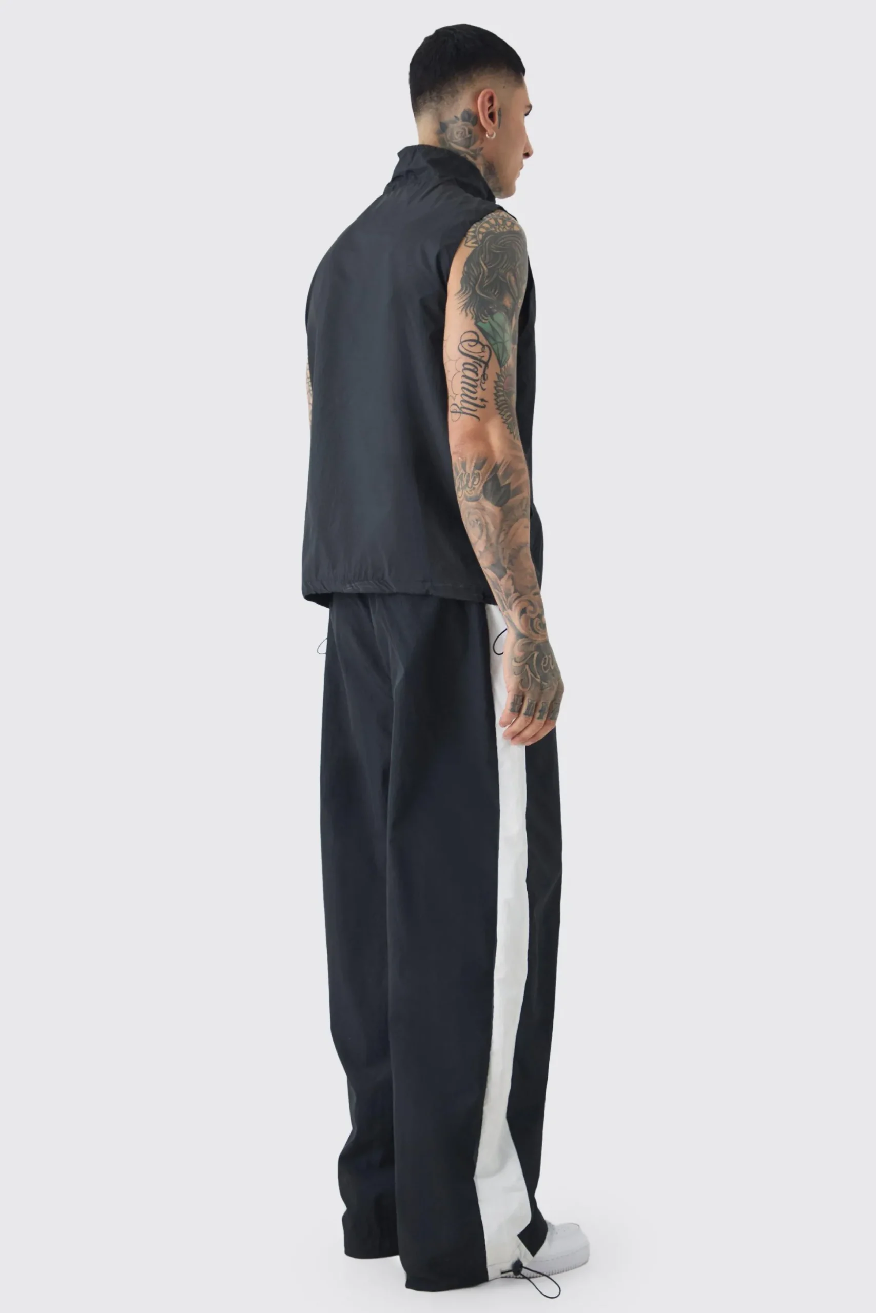 Tall 1/4 Zip Lightweight Adjustable Hem Gilet | BoohooMAN UK