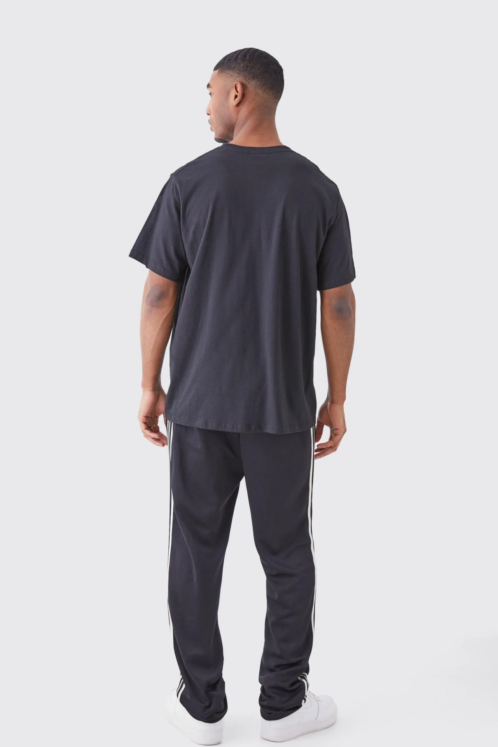 Tall Oversized Barbwire Chest Print T-shirt | BoohooMAN UK