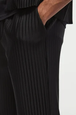 Tapered Fit Elasticated Waist Pleated Trouser | BoohooMAN UK