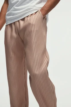 Tapered Fit Elasticated Waist Pleated Trouser | BoohooMAN UK